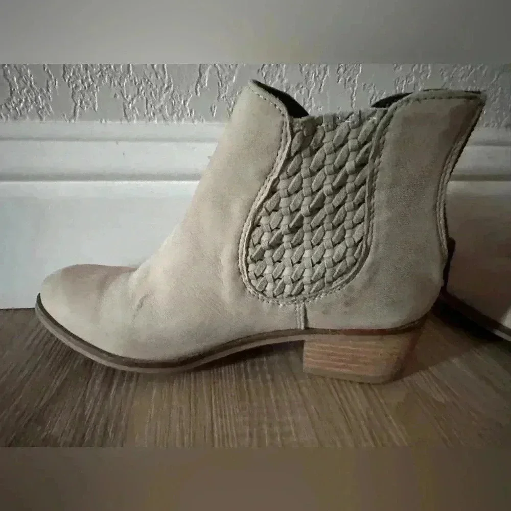 Sbicca Vintage Collection Beige Ankle Boots Braided Detail Women’s Size 6 Casual